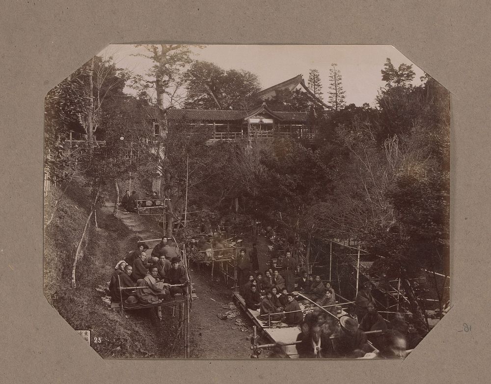 Gezicht op de Tsuten-kyo brug met op de voorgrond mensen die zitten op plateaus, in Kyoto, Japan (c. 1890 - in or before…