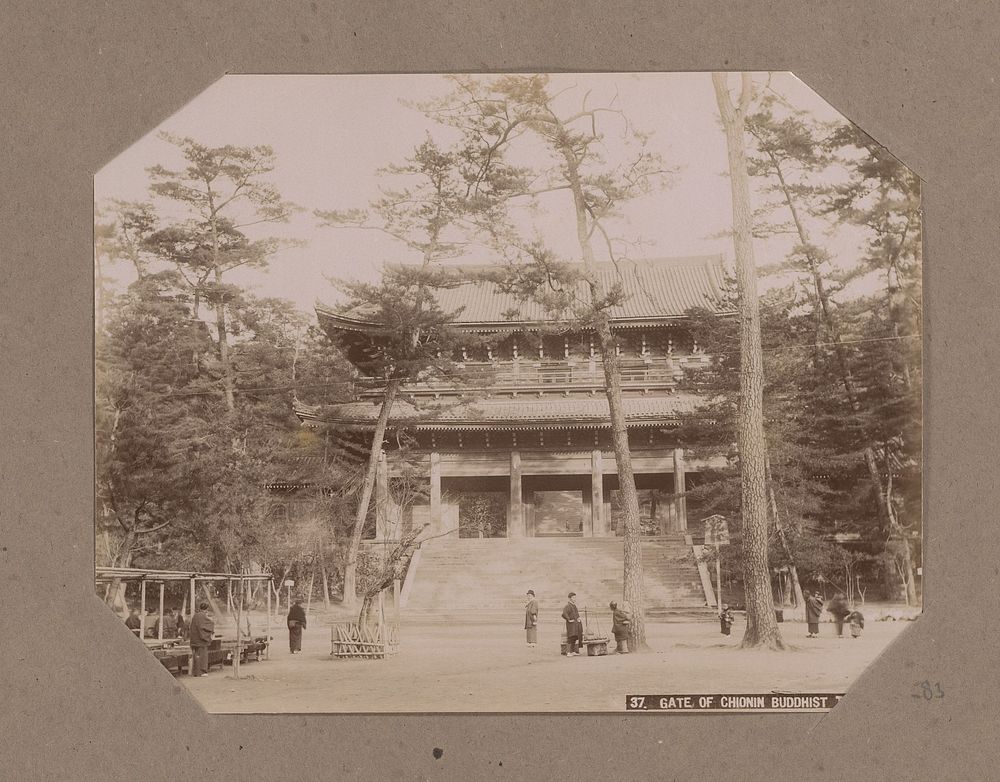 Gezicht op de poort van de Chion-in tempel in Kyoto, Japan (c. 1890 - in or before 1903) by anonymous