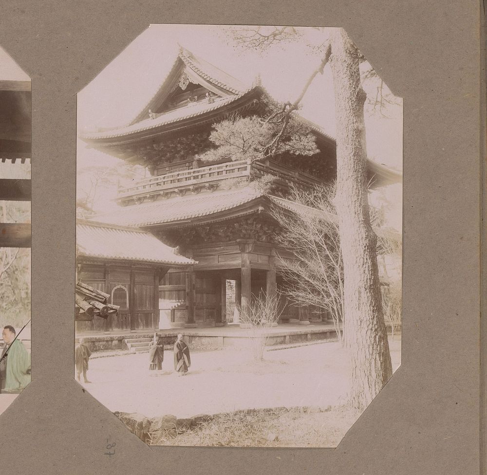 Gezicht op een gebouw, vermoedelijk een tempel, in Japan (c. 1890 - in or before 1903) by anonymous