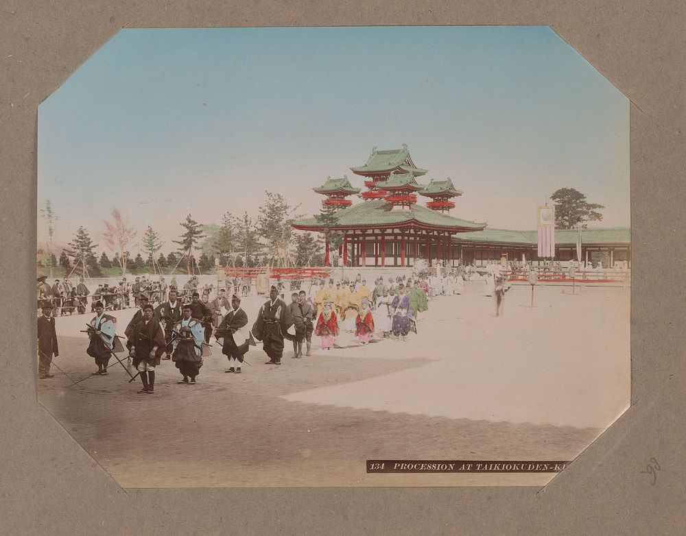 Processie bij de Tai-kioku Den tempel in Kyoto, Japan (c. 1890 - in or before 1903) by anonymous