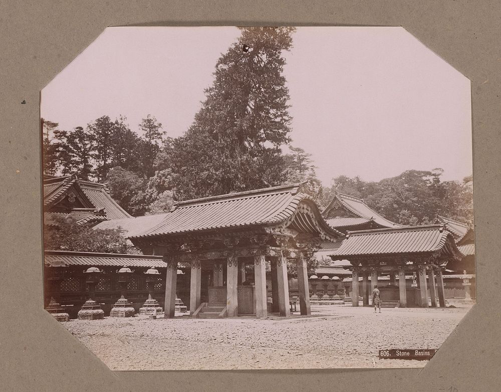 Gezicht op twee stenen bassins voor heilig water die deel uitmaken van het Taitoku-in mausoleum in het tempelcomplex Zojo-ji…