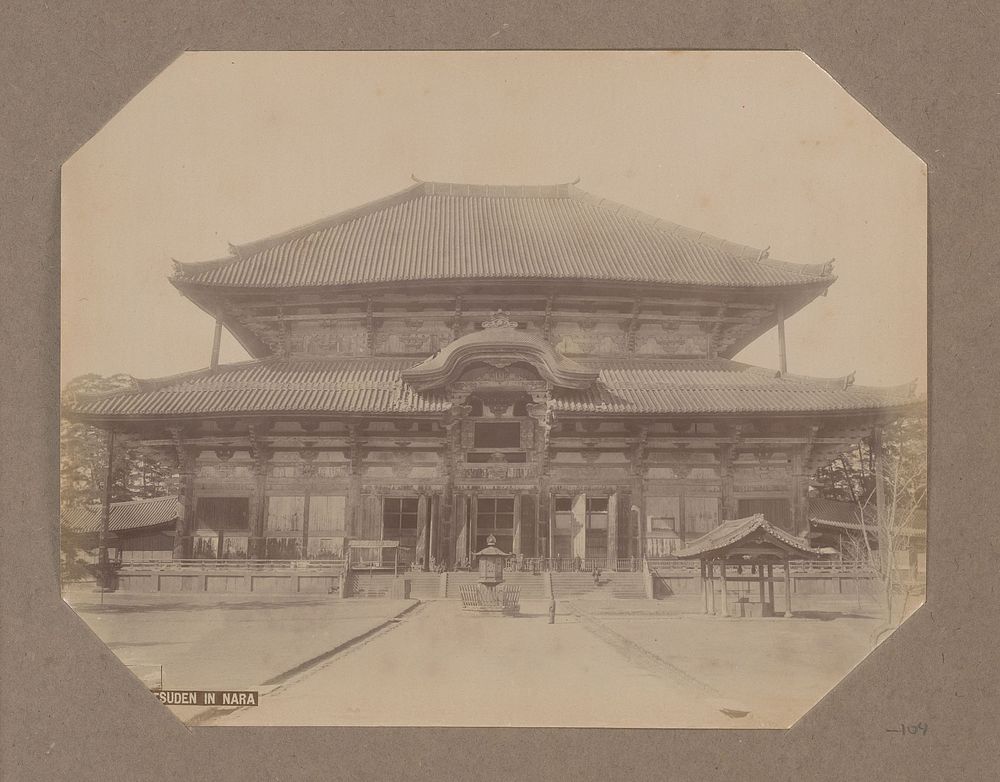 Gezicht op de hal van de Daibutsu (Grote Boeddha) van het Todai-ji tempelcomplex in Nara, Japan (c. 1890 - in or before…