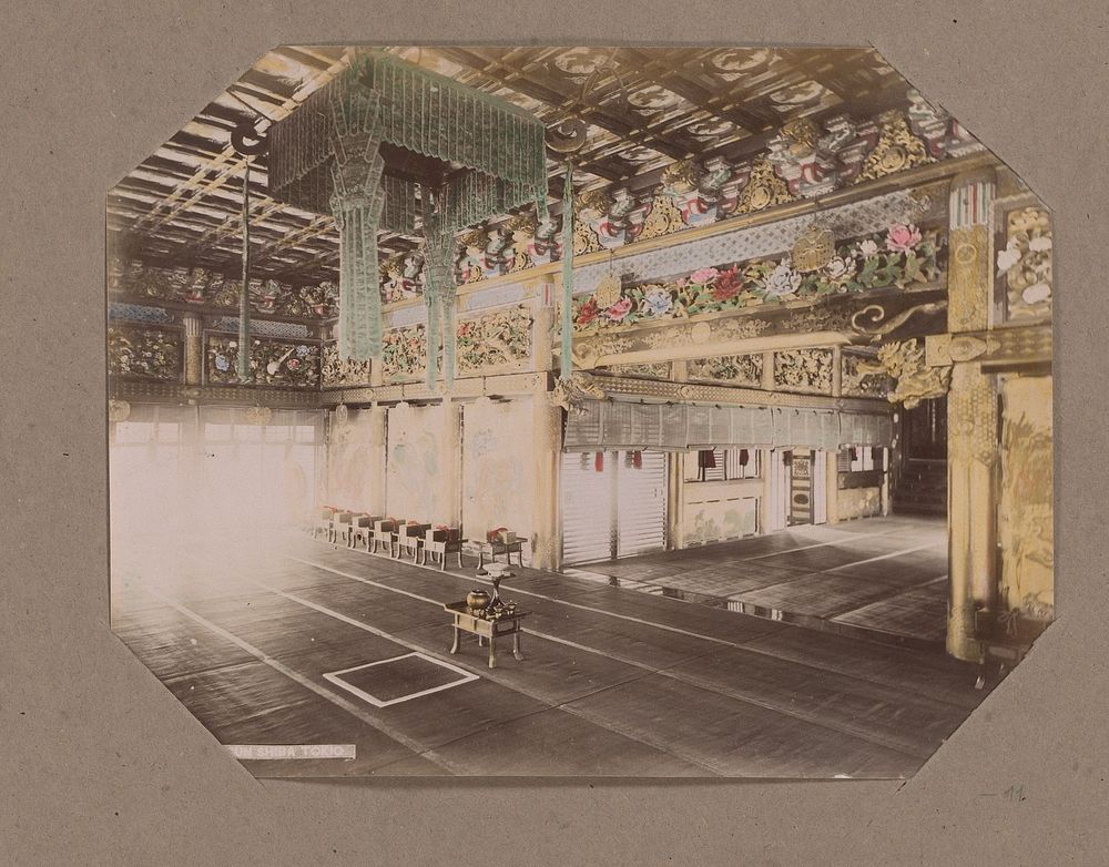Interieur van één van de gebouwen van het tempelcomplex Zojo-ji in Shiba, Tokyo, Japan (c. 1890 - in or before 1903) by…