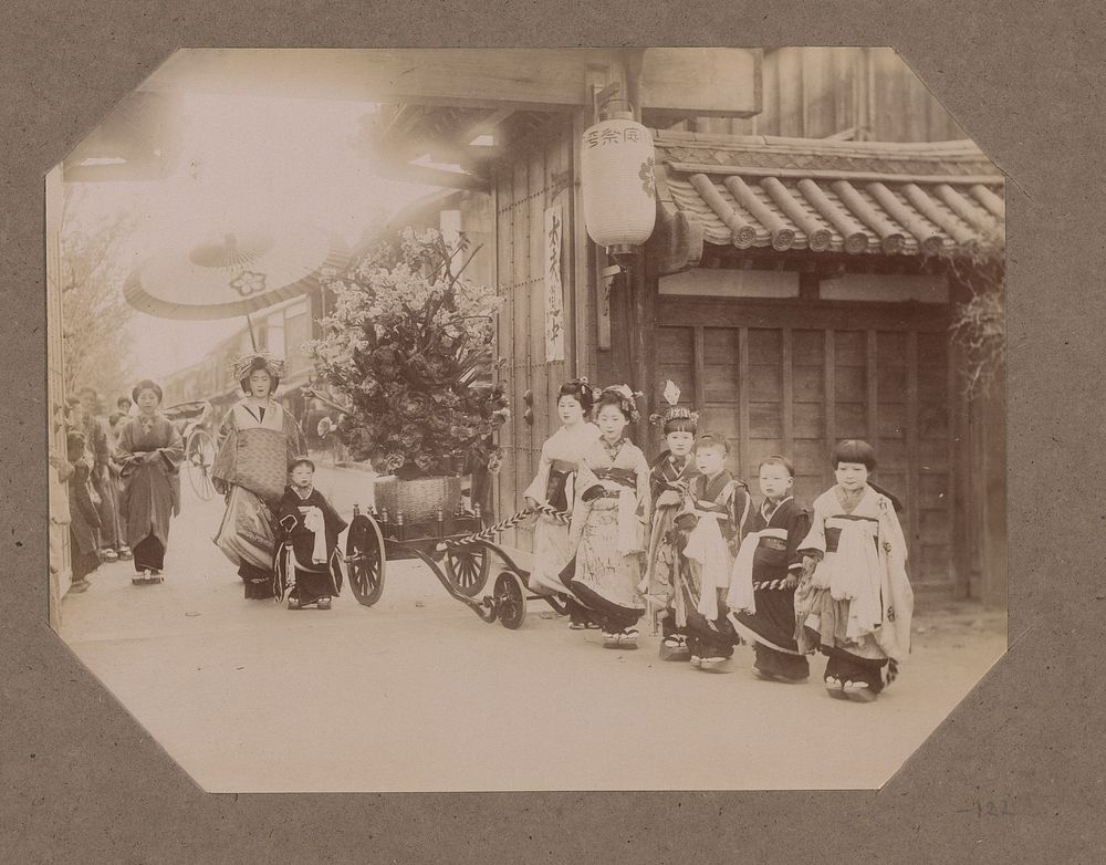 Kinderen op straat met een bloemstuk op een kar, Japan (c. 1890 - in or before 1903) by anonymous