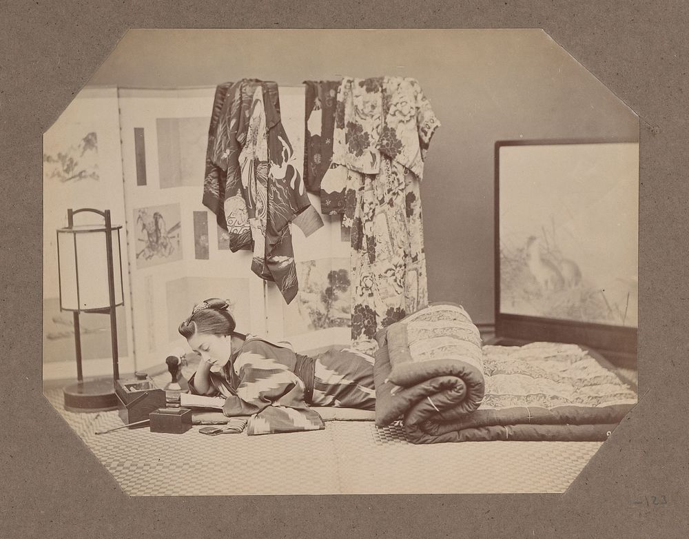 Interieur met een lezende, liggende vrouw, Japan (c. 1890 - in or before 1903) by anonymous