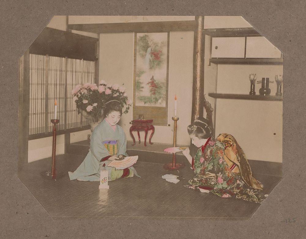 Interieur met twee knielende vrouwen met waaiers, Japan (c. 1890 - in or before 1903) by anonymous