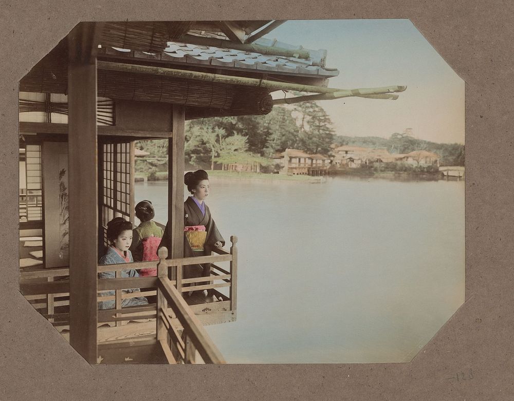 Drie vrouwen op een balkon, uitkijkend over een meer, Japan (c. 1890 - in or before 1903) by anonymous