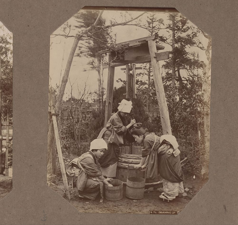Drie vrouwen bij een waterput, Japan (c. 1890 - in or before 1903) by anonymous