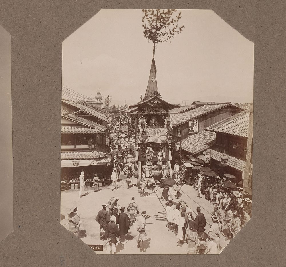 Processie op straat, Japan (c. 1890 - in or before 1903) by anonymous