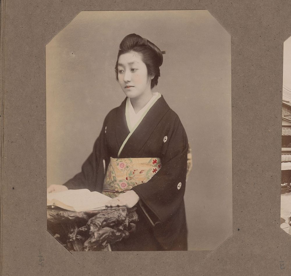 Portret van een vrouw, Japan (c. 1890 - in or before 1903) by anonymous