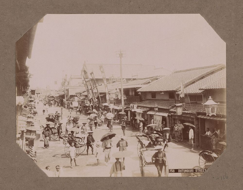 Gezicht op Dotonbori met riksja's en wandelende mensen in Osaka, Japan (c. 1890 - in or before 1903) by anonymous