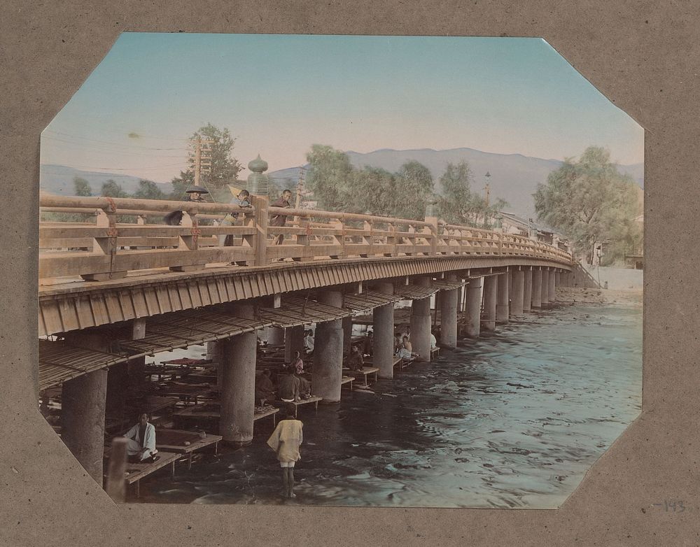 Theehuis onder een brug over een rivier, Japan (c. 1890 - in or before 1903) by anonymous