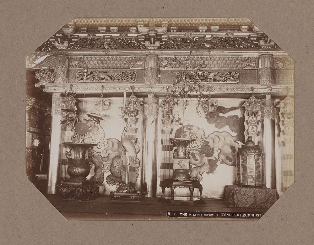 Interieur van de gebedsruimte in de Iemitsu tempel in Nikko, Japan (c. 1890 - in or before 1903) by anonymous