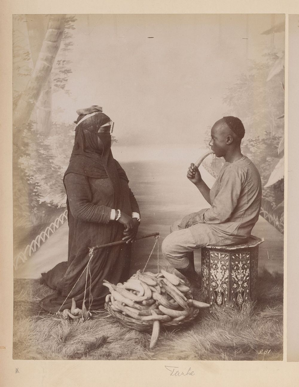 Gesluierde vrouw en komkommerverkoper, vermoedelijk in Turkije (1890 - 1900) by anonymous
