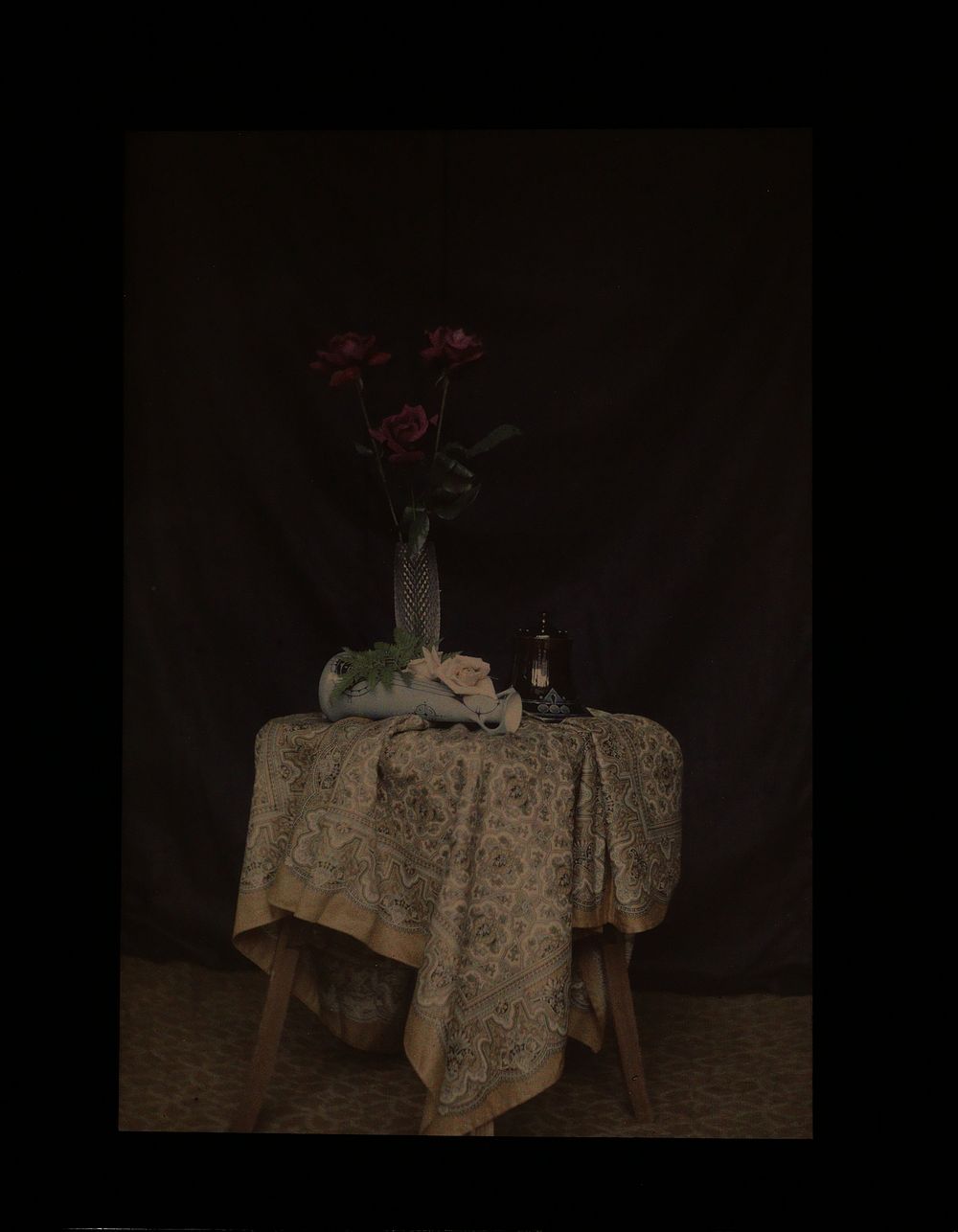 Stilleven met bloemen op een tafel (c. 1907 - c. 1935) by anonymous