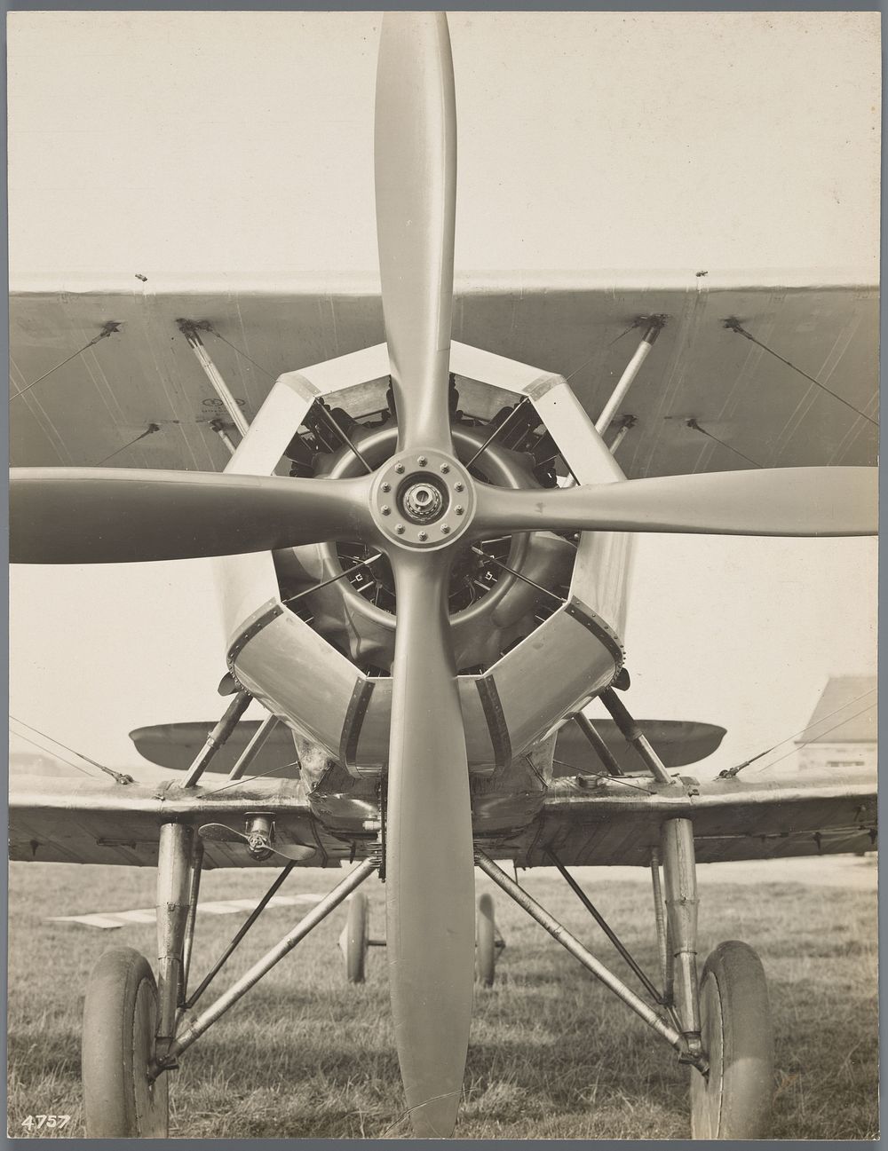 Vliegtuig van voren gezien (c. 1930 - c. 1940) by anonymous