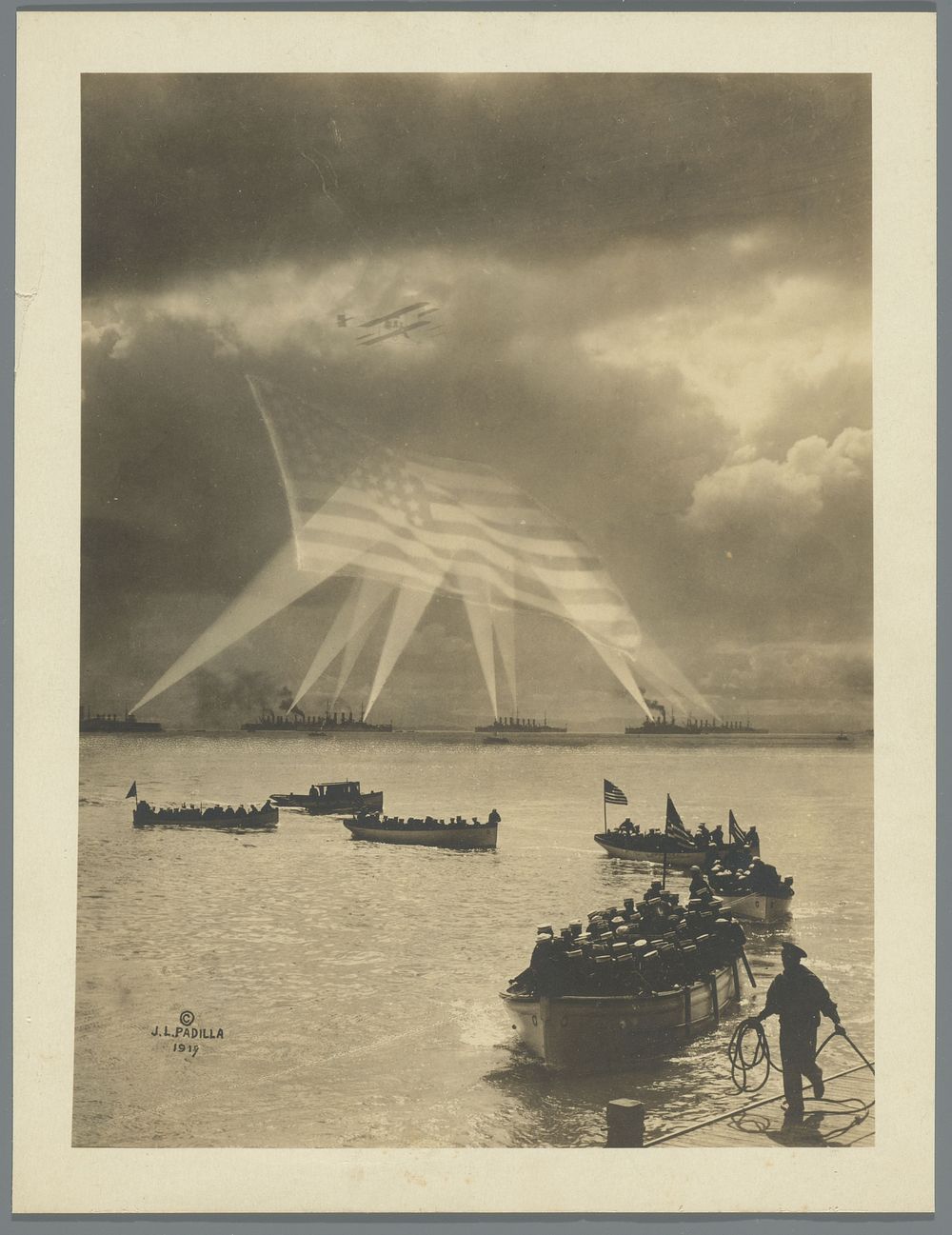 Zeegezicht met marineschepen, een vliegtuig, zoeklichten en de Amerikaanse vlag, vermoedelijk een propagandafoto (1917) by J…