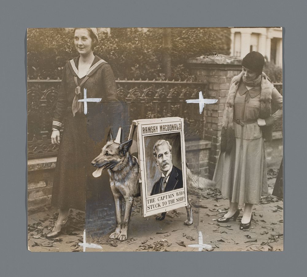 Twee vrouwen met een hond en een verkiezingsbord voor Ramsay MacDonald (1931) by anonymous