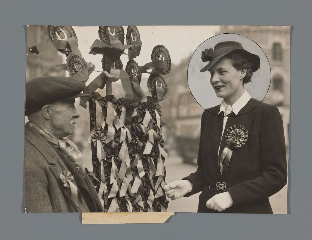 Kandidaat voor de Labour partij Edith Summerskill met een verkoper van verkiezings-rozetten (1938) by anonymous