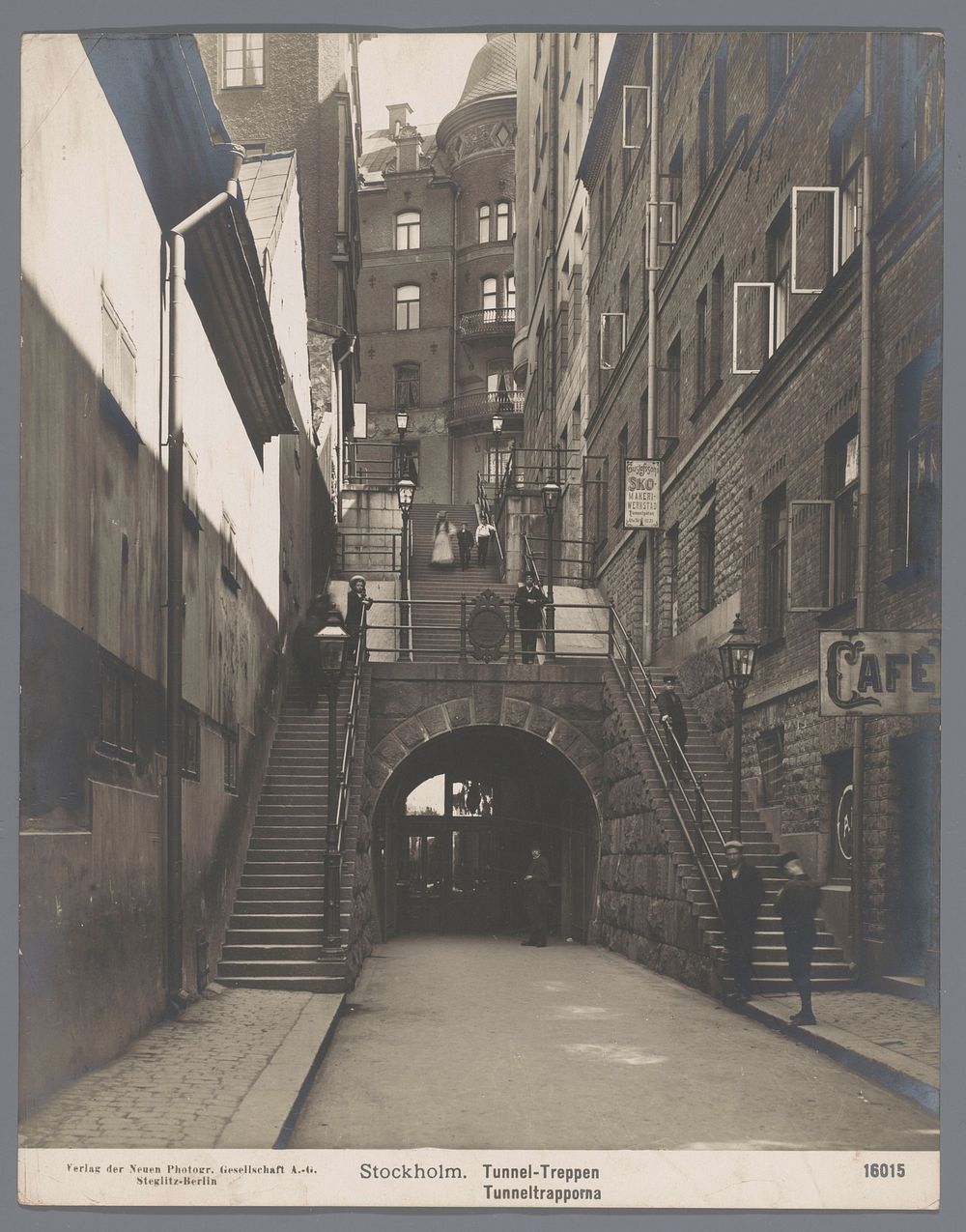Tunnelgatan met de ingang van de Brunkebergstunnel in Stockholm (1894 - 1910) by anonymous and Neue Photographische…