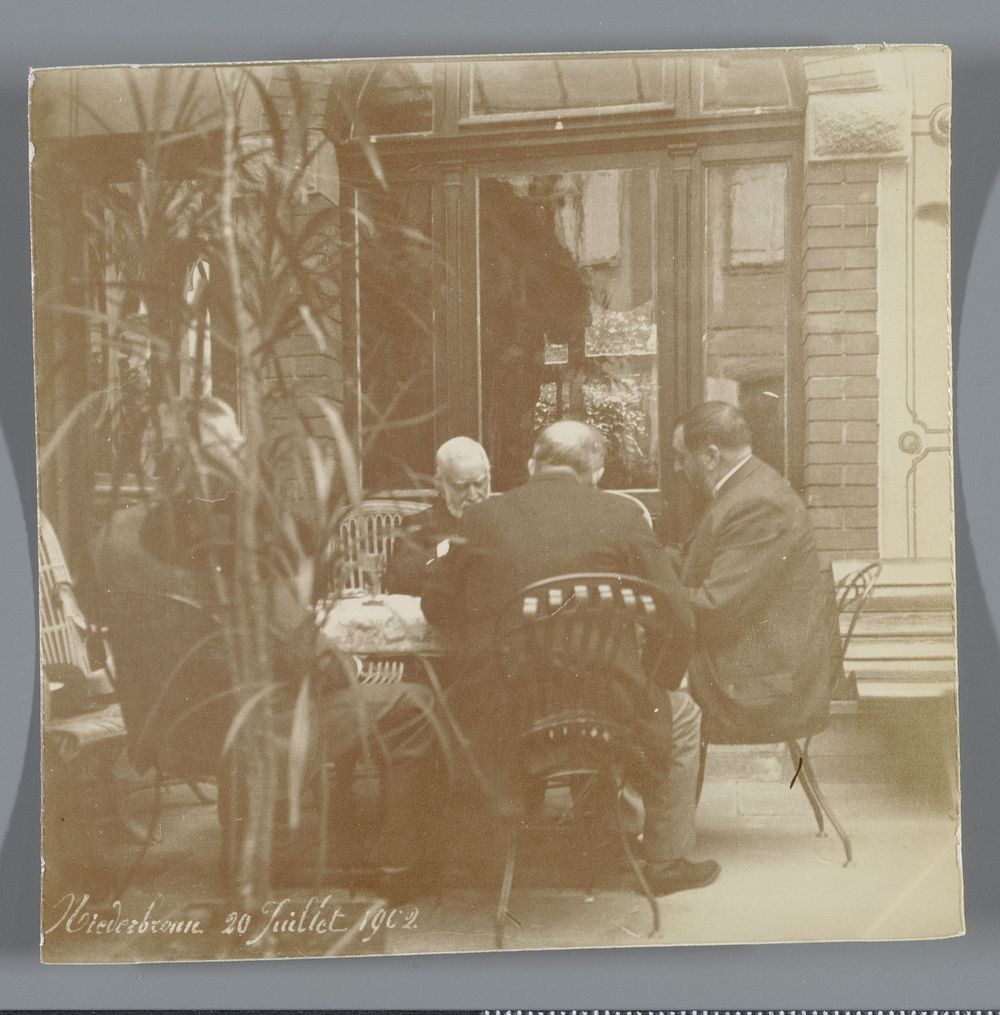 Vier mannen zittend rondom een tafel, Niederbronn (Bas-Rhin), Frankrijk (1902) by anonymous
