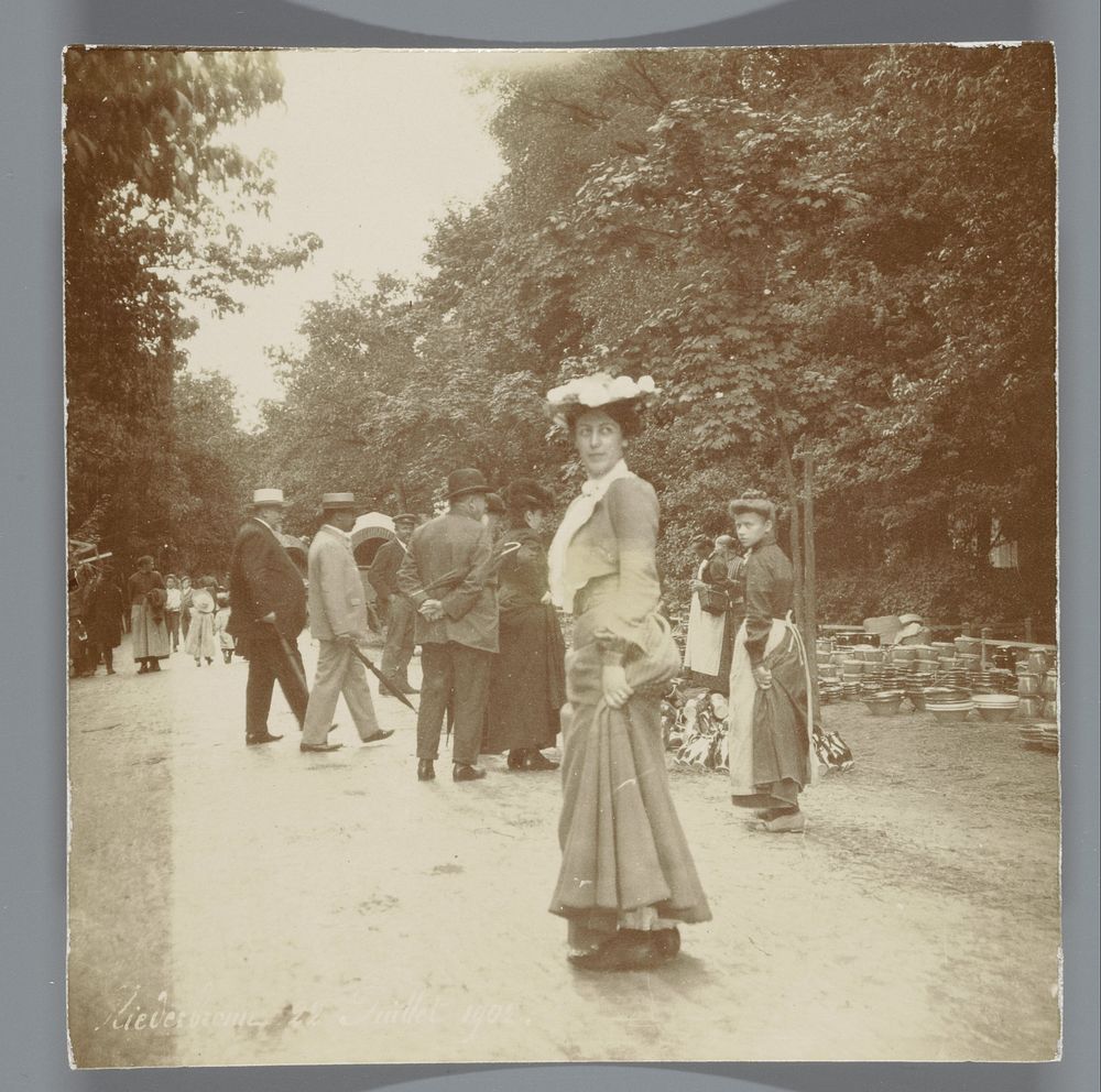 Mannen en vrouwen op een landweg (?), Niederbronn (Bas-Rhin), Frankrijk (1902) by anonymous