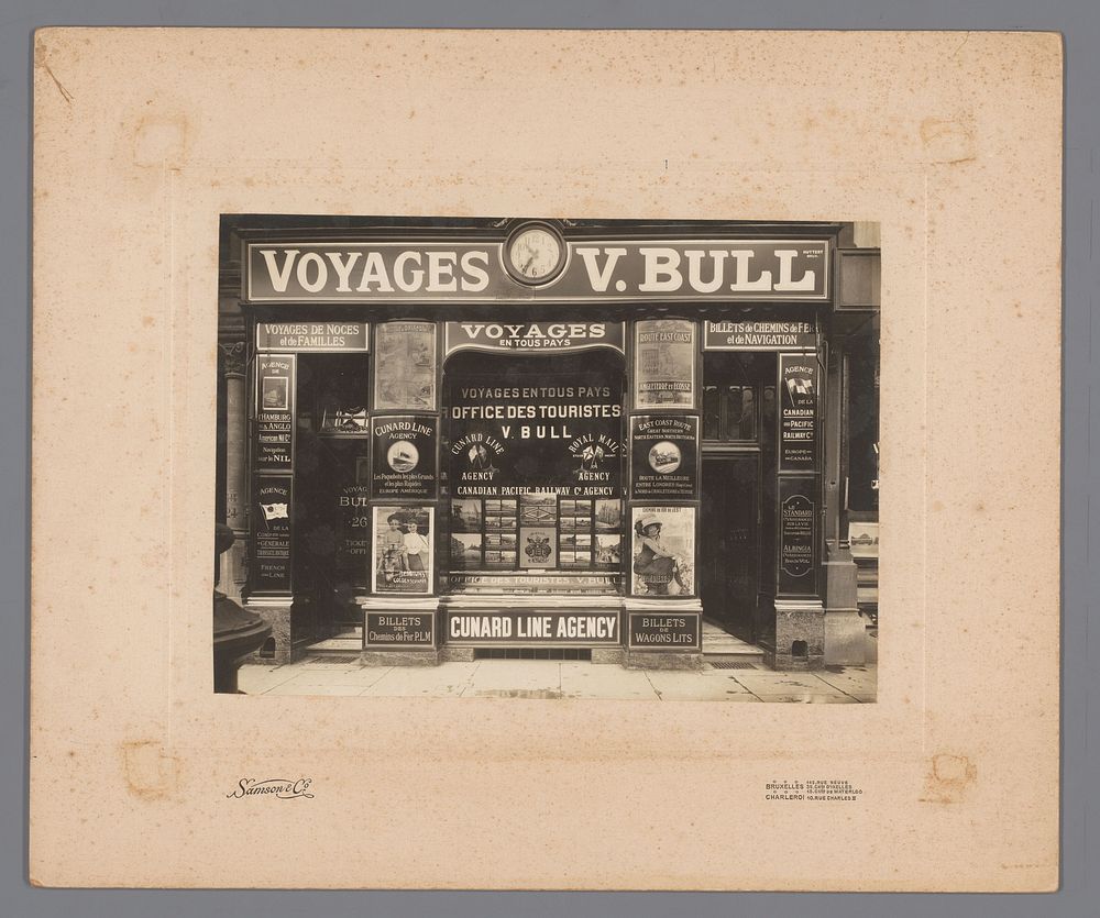Etalage van het reisbureau Voyages v. Bull te Brussel, België (1900 - 1910) by Samson and Cie