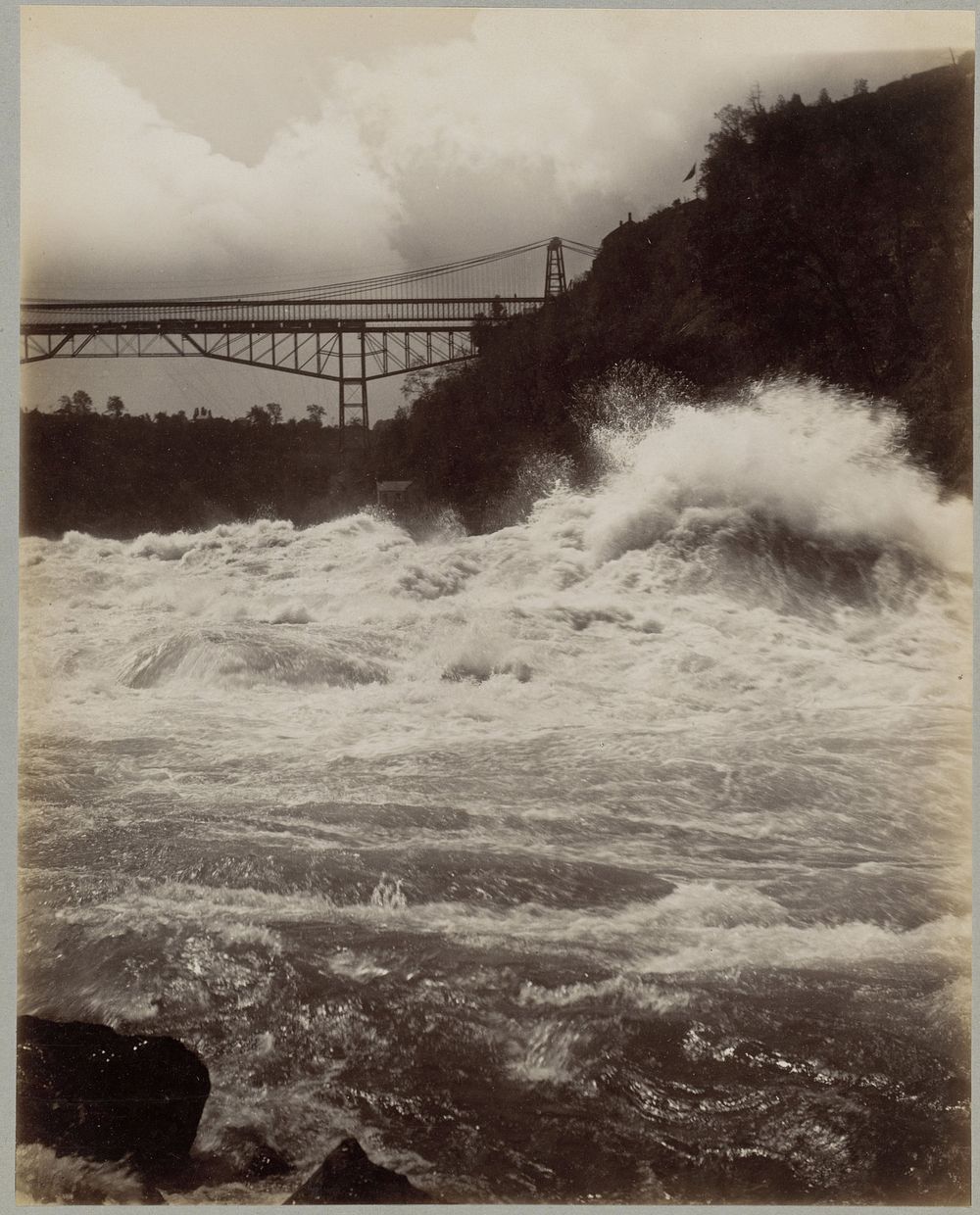 Gezicht op de Niagarawatervallen met op de achtergrond een brug (c. 1880 - c. 1900) by anonymous