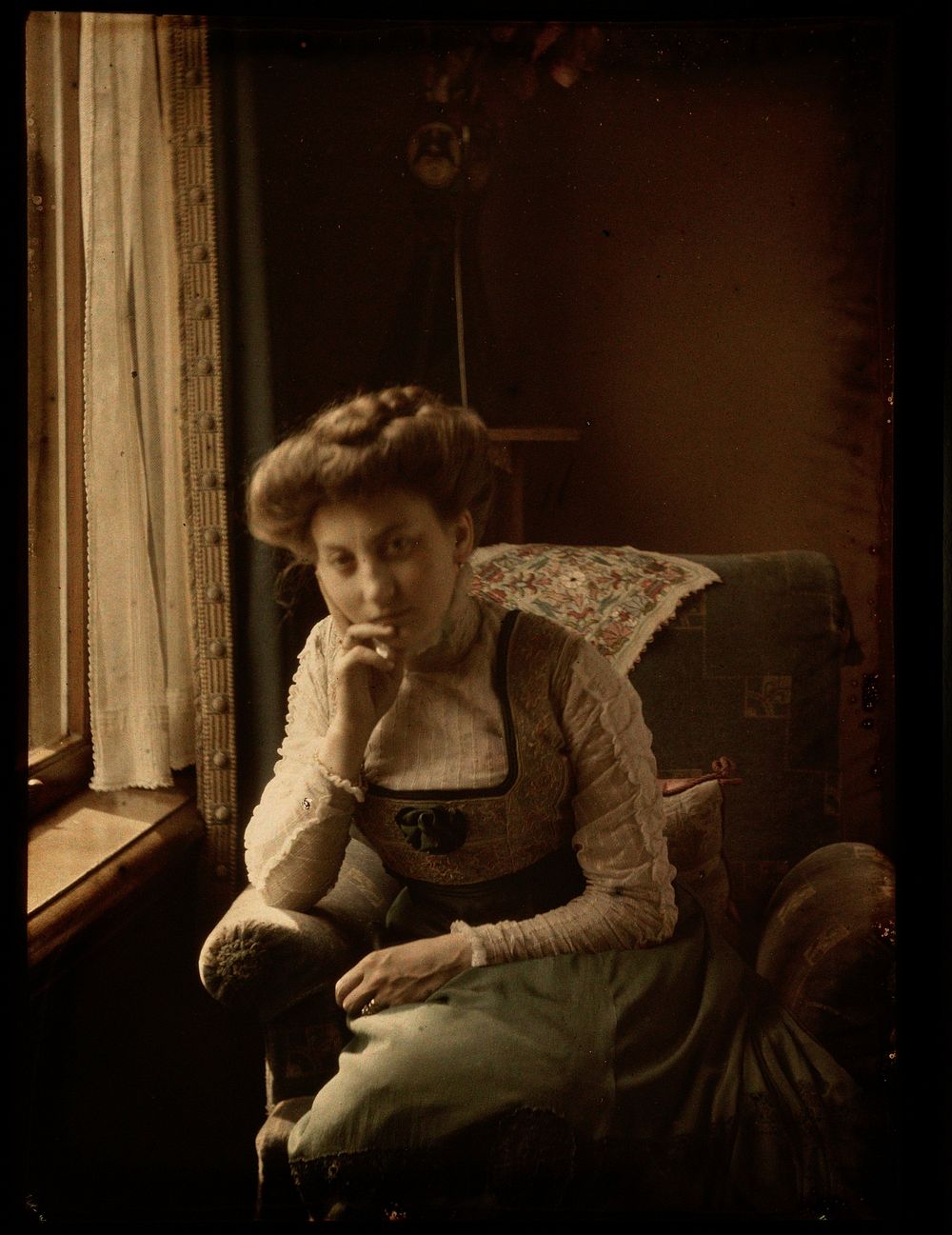 Vrouw zittend bij het raam (1907 - 1916) by Johannes Hendrikus Antonius Maria Lutz