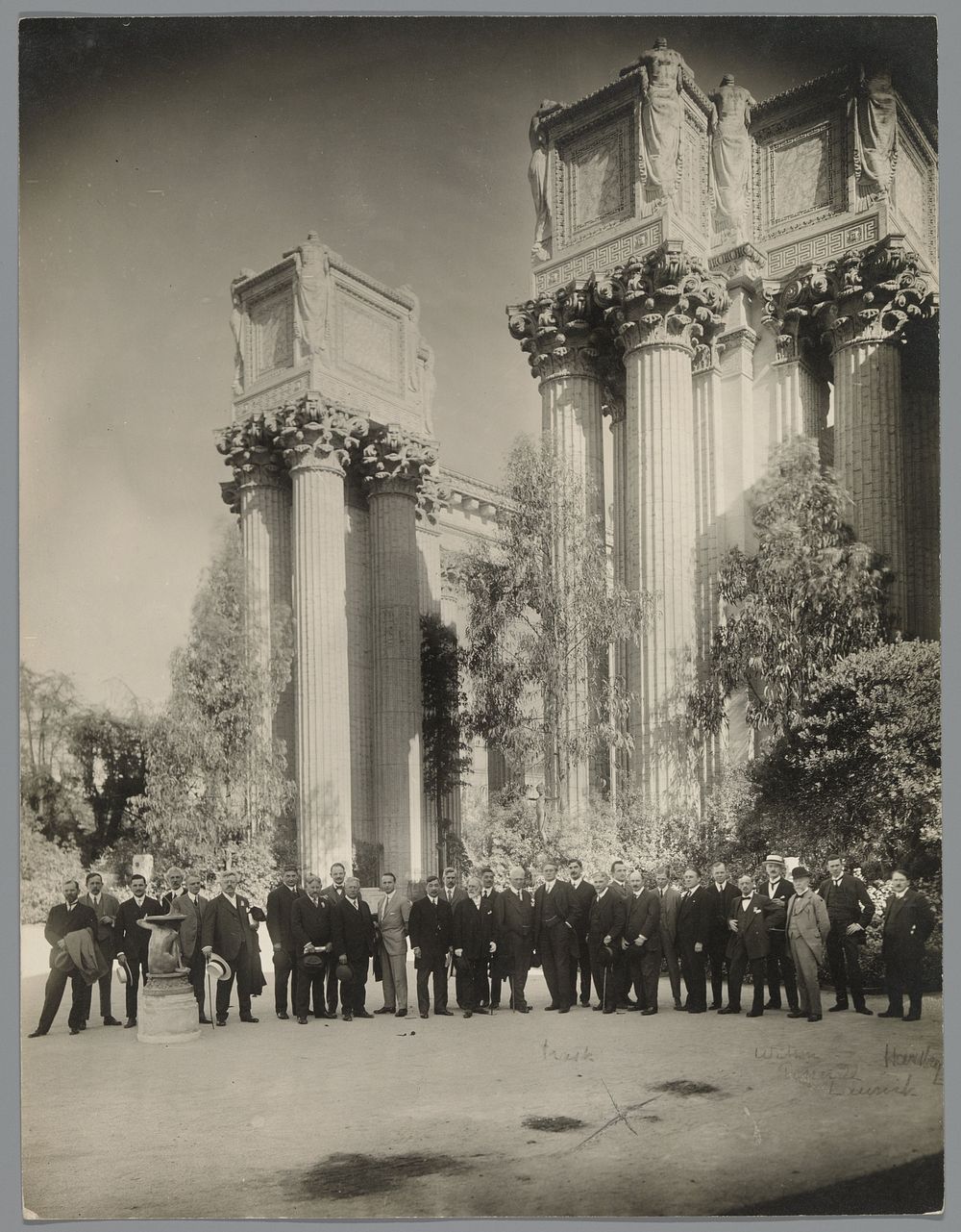 Witsen met groep (San Francisco) (c. 1860 - c. 1915) by Gabriel Moulin