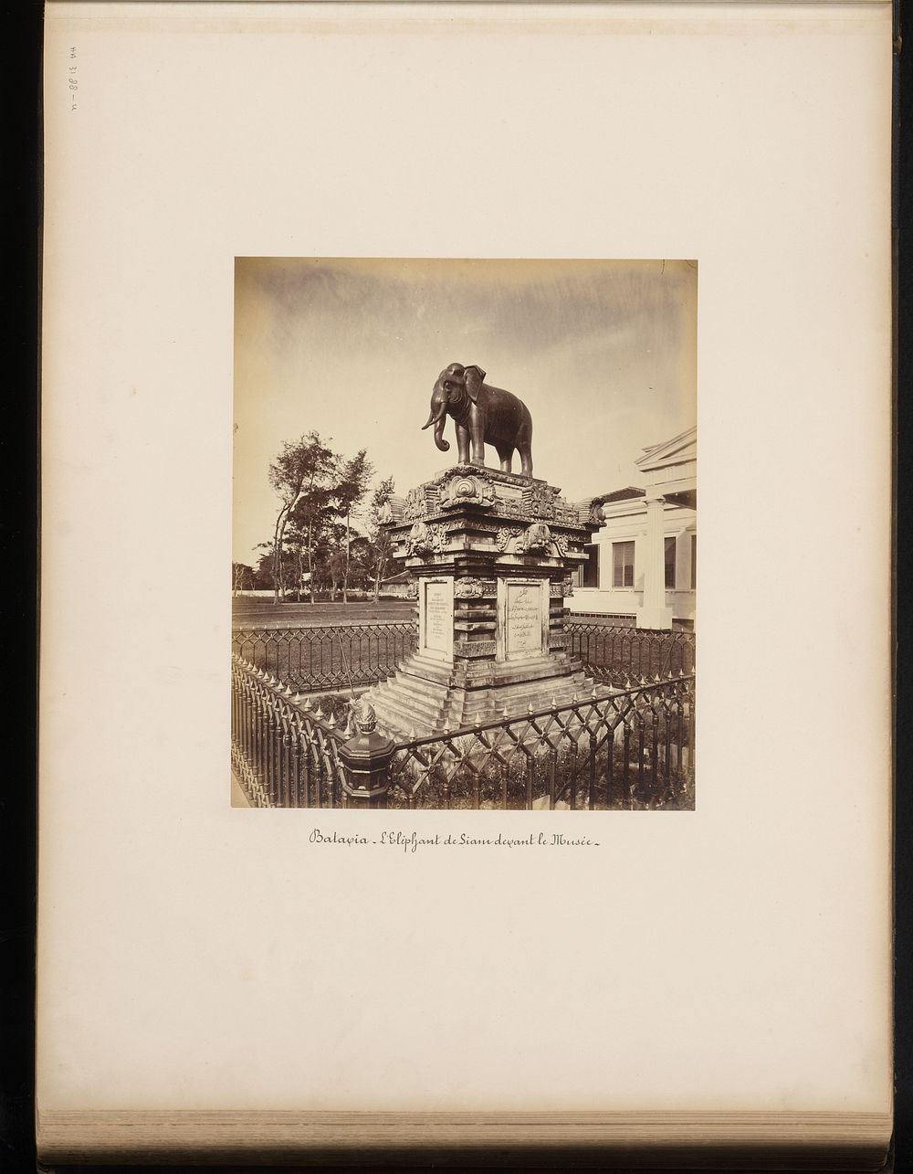 Standbeeld van olifant voor het Museum van het Bataviaasch Genootschap voor Kunsten en Wetenschappen te Batavia (c. 1880 -…
