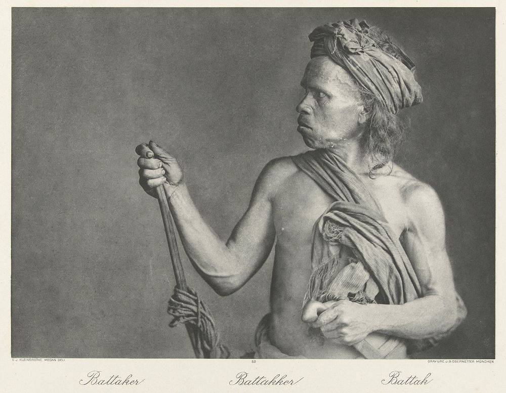 Portret van een onbekende Batakman met dolk en hoofddoek (1883 - 1887) by Carl J Kleingrothe and Johann Baptist Obernetter