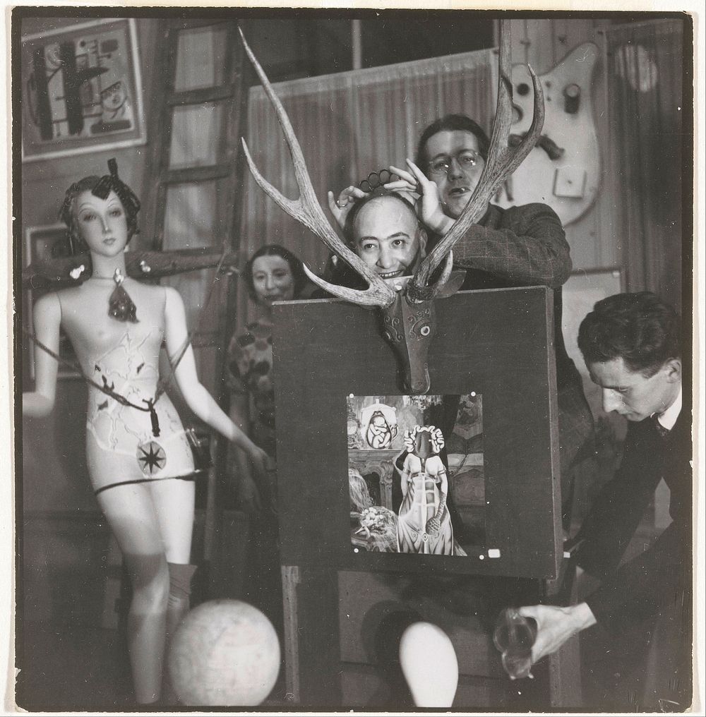 Performance van drie heren. Surrealisme-tent. Gal. Robert, A'dam 1938 (1938) by Lilly Samuel