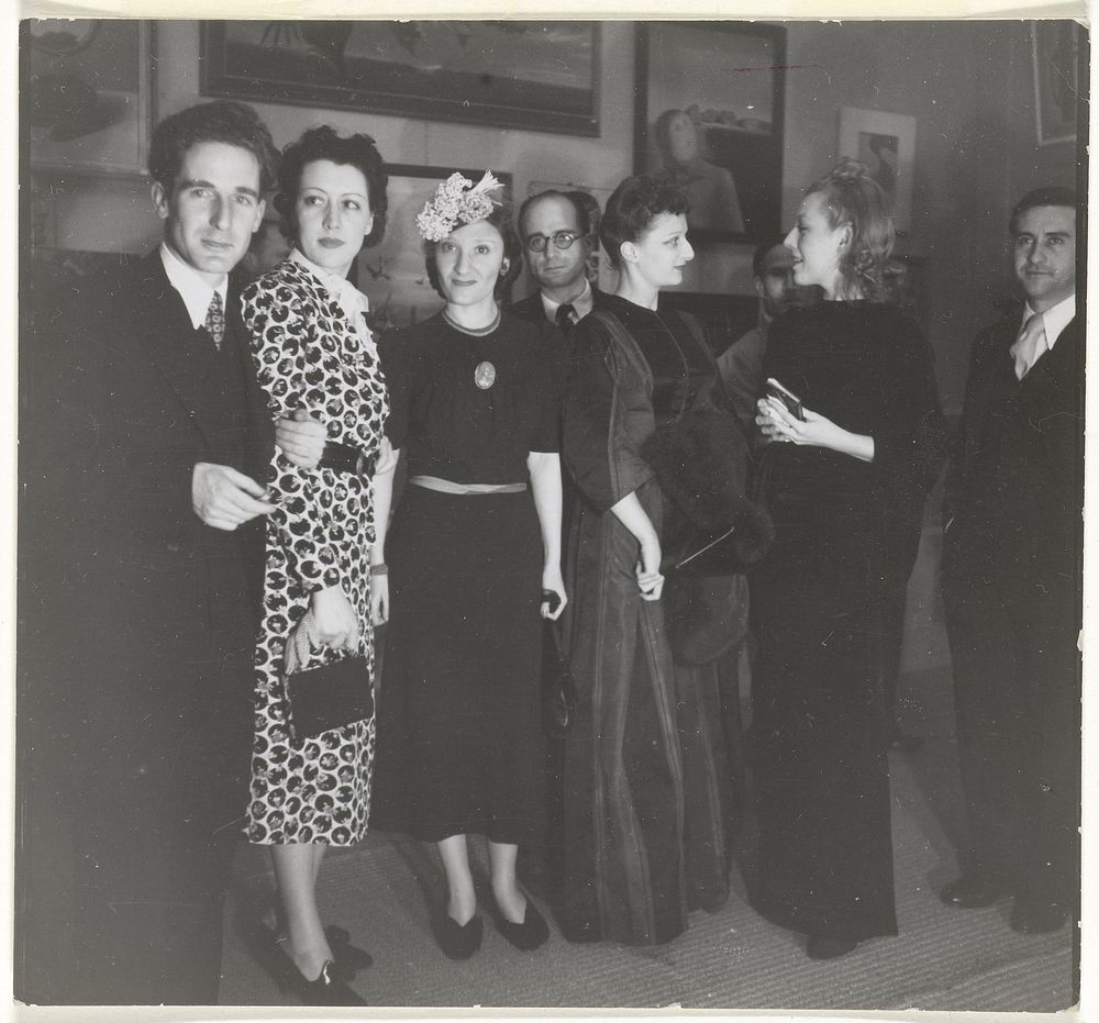 Bezoekers opening surrealisme-tentoonstelling Galerie Robert, Amsterdam 1938 (1938) by Lilly Samuel