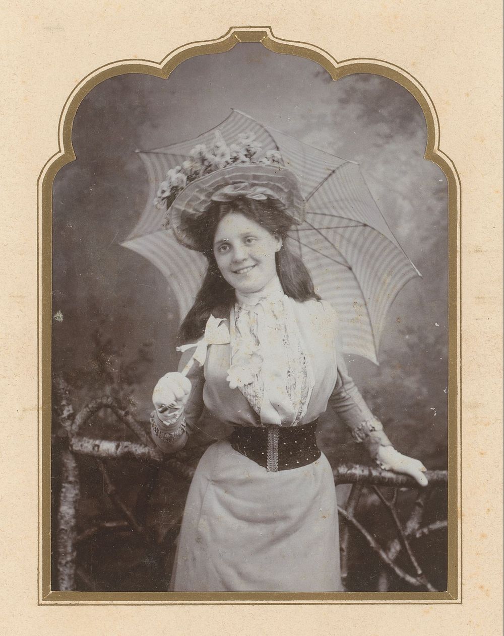 Portret van een jonge vrouw met paraplu en hoed (1890 - 1910) by anonymous