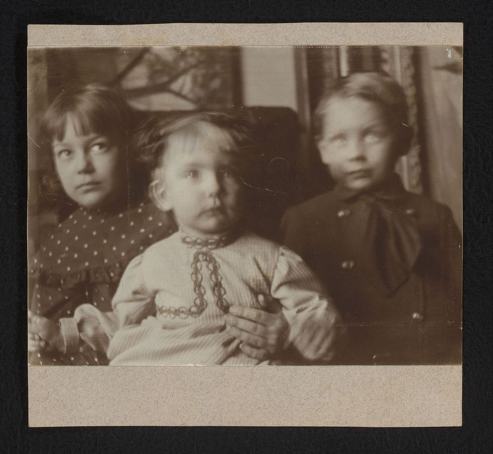 Portret van drie kinderen (1907) by anonymous