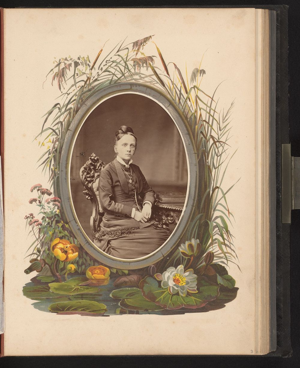 Portret van een vrouw, zittend op een stoel aan een tafel waarop een album ligt (1859 - 1892) by Emil Tiedemann