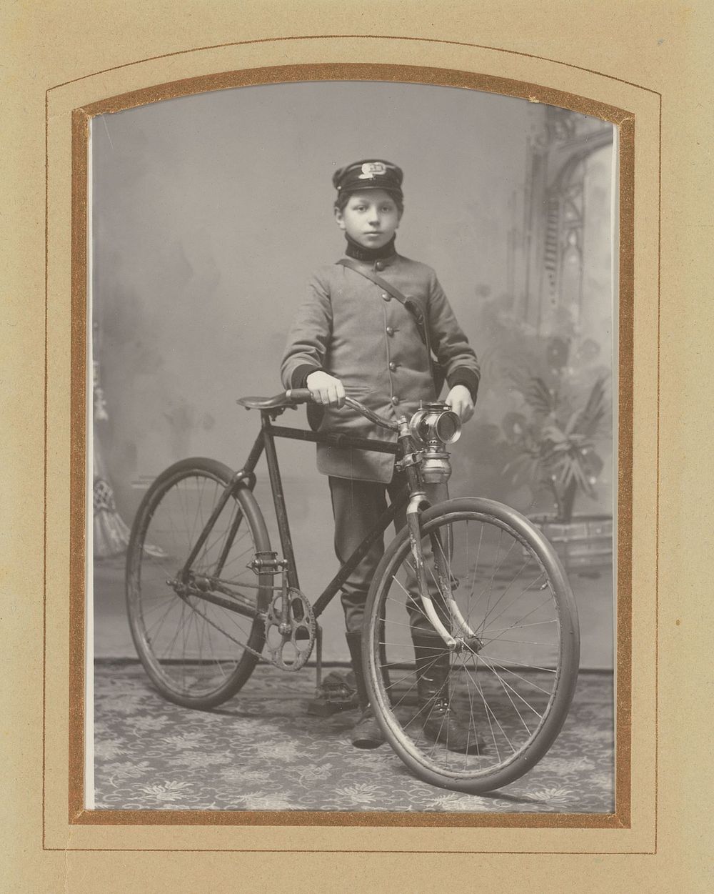 Portret van een jongen met pet en fiets (1880 - 1910) by Stahmer