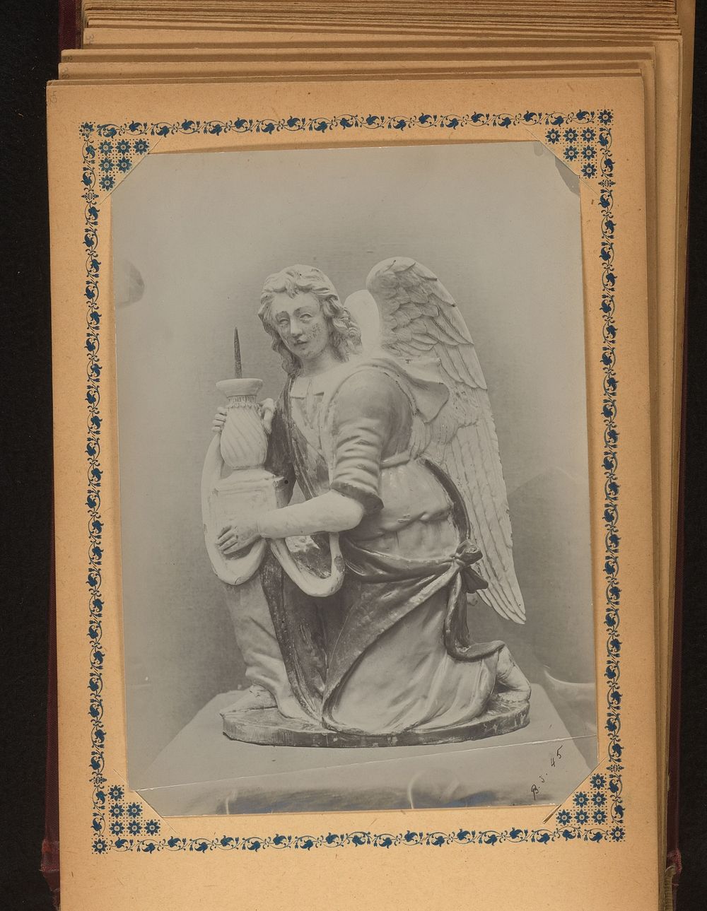 Sculptuur van een knielende engel met kaarsenhouder (1880 - 1940) by anonymous