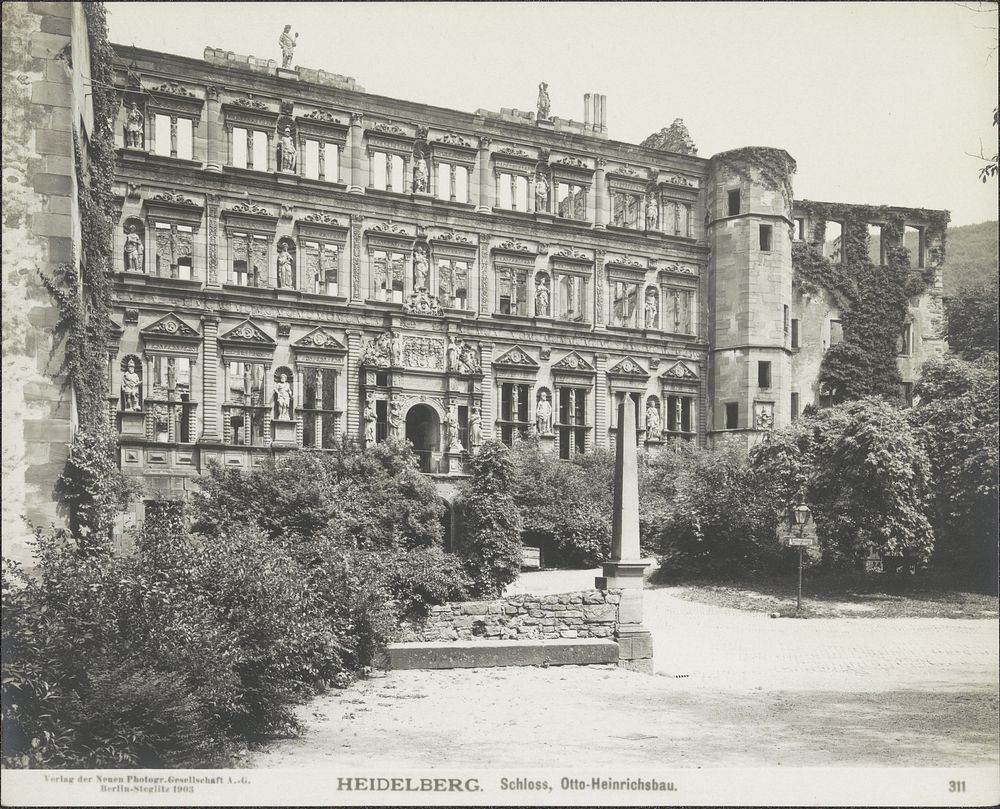 Exterieur van de Otto-Heinrichsbau van Schloss Heidelberg (1903) by anonymous