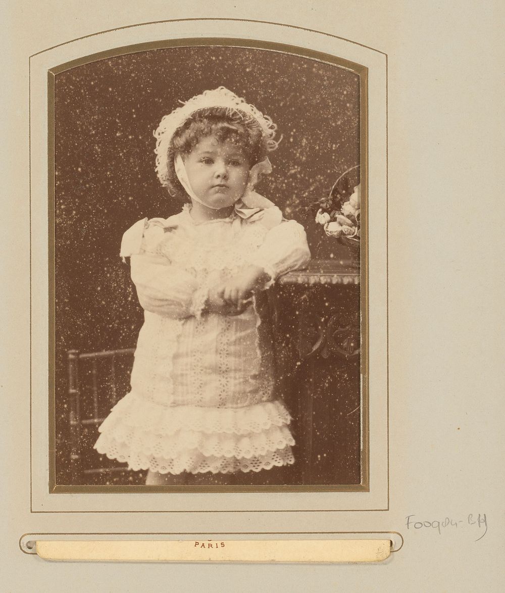 Portret van een staand meisje in witte jurk met muts (1889) by Hippolyte Délié