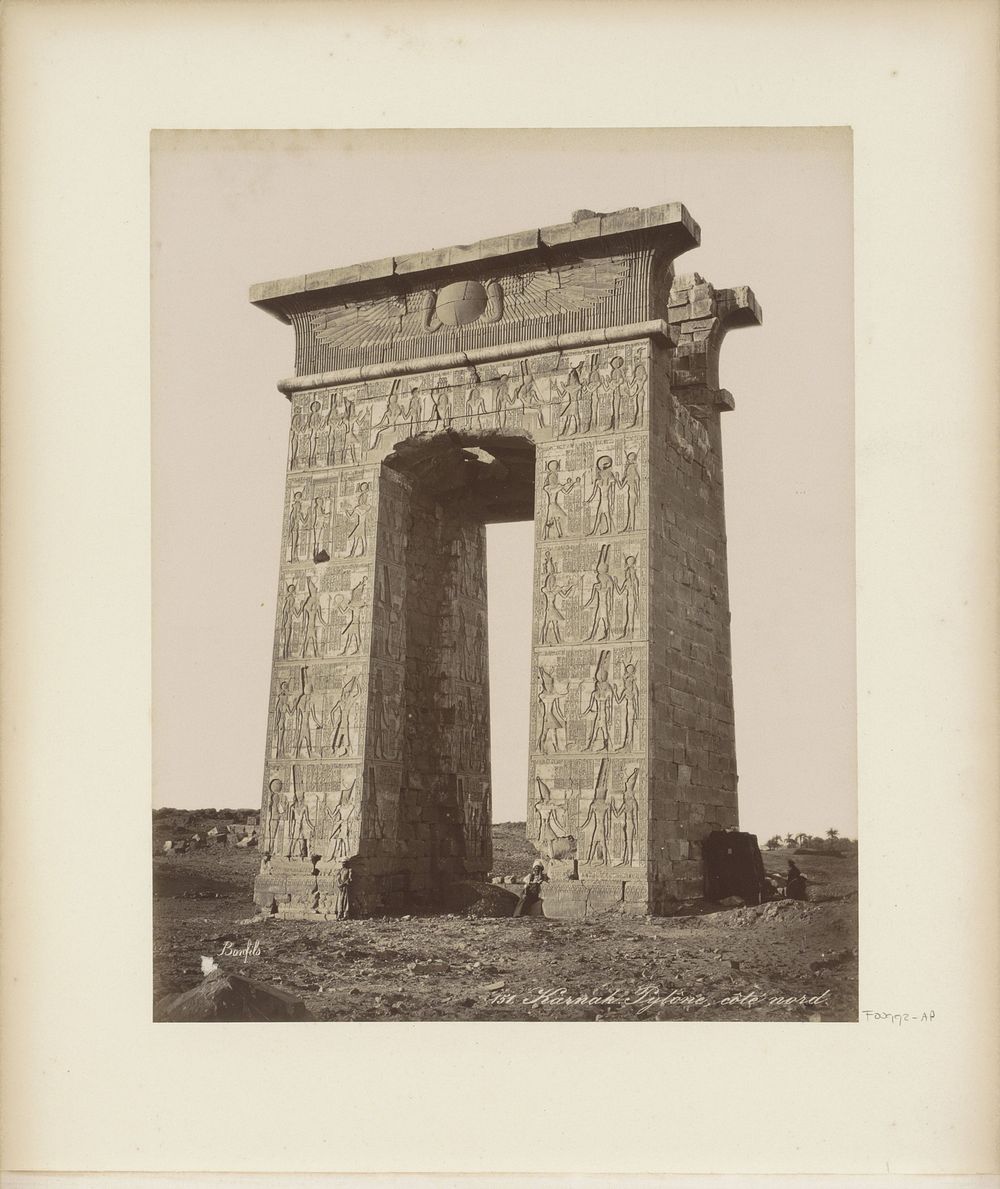 Pyloon met hiërogliefen op het tempelcomplex van Karnak (c. 1870 - c. 1898) by Maison Bonfils