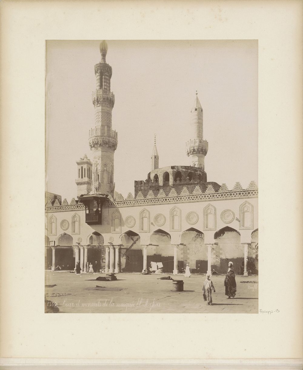 Binnenplaats en minaretten van de Al-Azhar-moskee in Caïro (c. 1870 - c. 1898) by Maison Bonfils