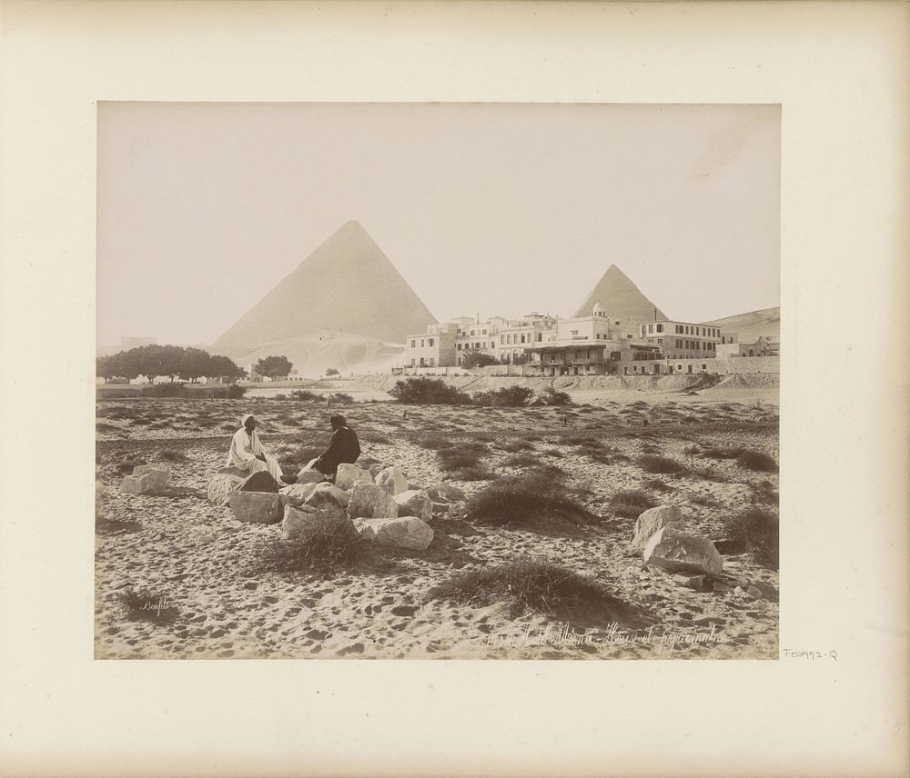 Gezicht op de piramides van Gizeh met op de voorgrond hotel 'Mena House' (c. 1886 - c. 1898) by Maison Bonfils