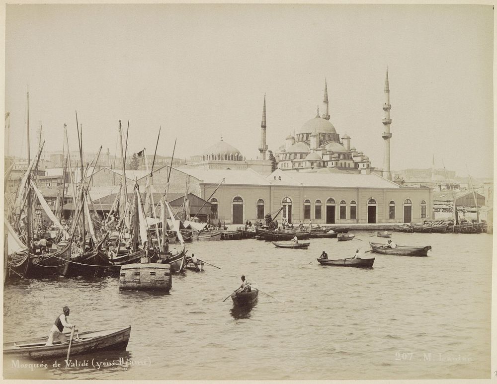 Gezicht op de Yeni Validemoskee in Istanbul met op de voorgrond boten (c. 1880 - c. 1890) by M Iranian