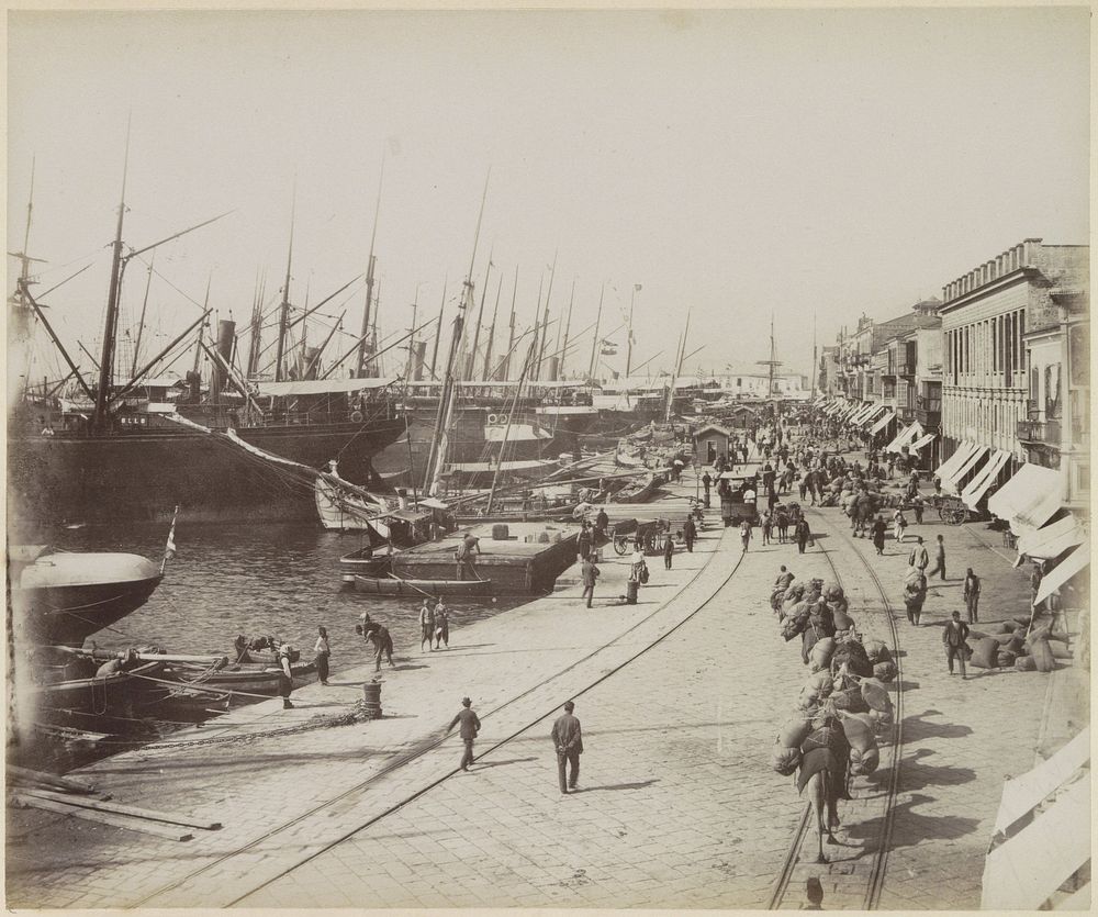 Havenkade met beladen ezels en schepen in Smyrna (c. 1880 - c. 1890) by anonymous