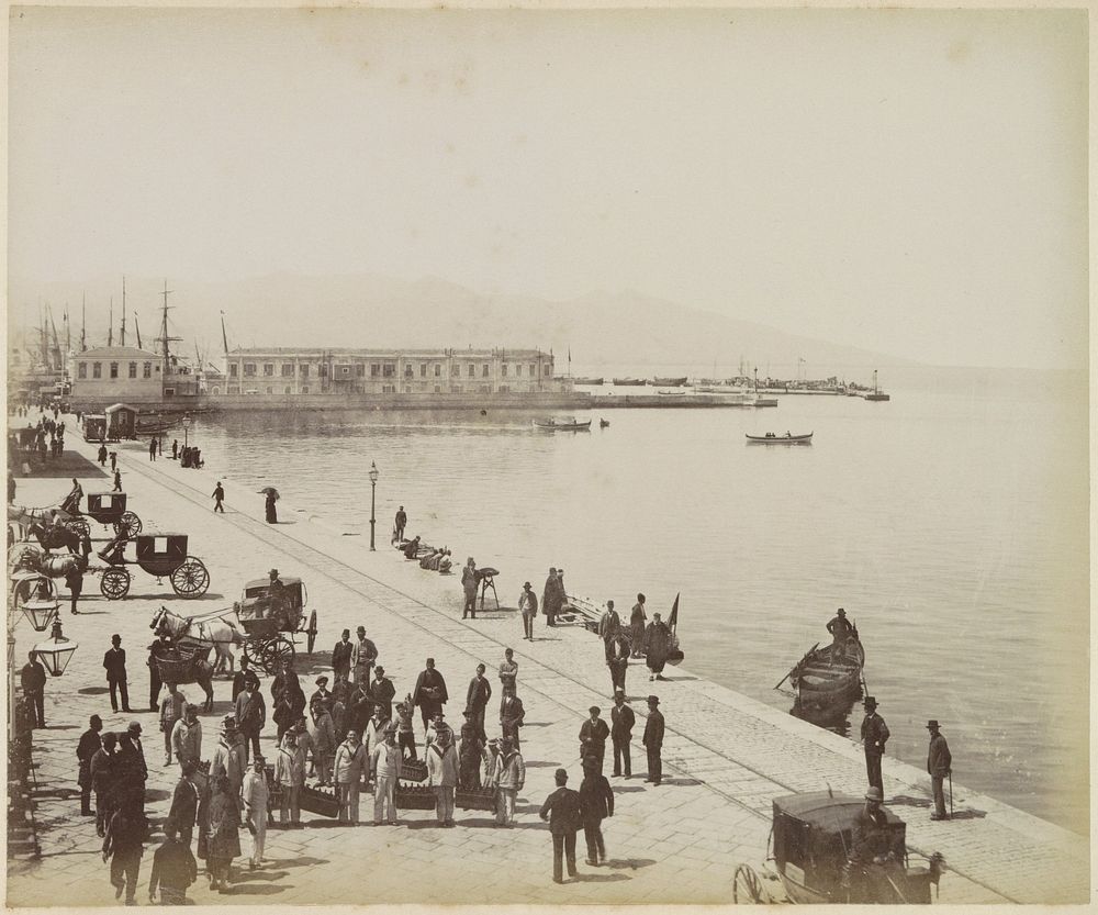 Kade met flessenkratten, koetsen, tramrails, zeelieden en omstanders in Smyrna (c. 1880 - c. 1890) by anonymous