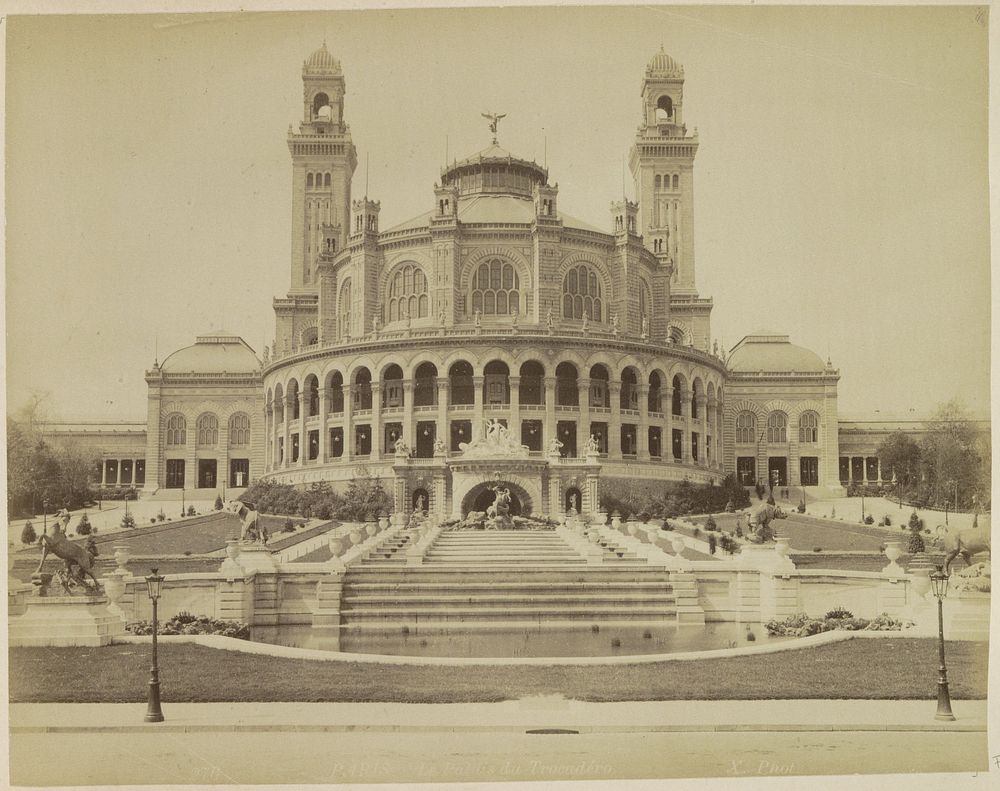 Exterieur van het Palais du Trocadéro in Parijs (c. 1878 - c. 1895) by X phot
