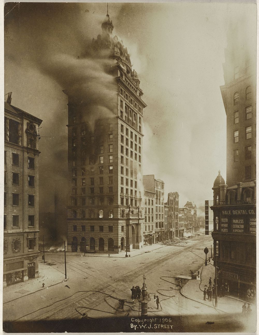 Call Building aan Market Street in San Francisco tijdens een brand na de aardbeving van 1906 (1906) by W J Street