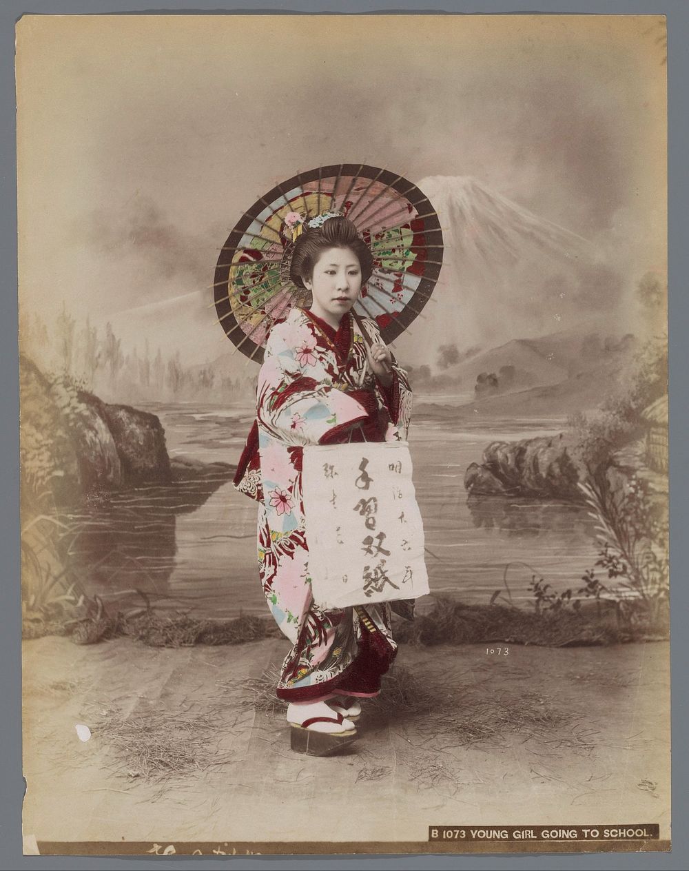 Portret van een onbekend Japans meisje met parasol (1855 - 1890) by anonymous